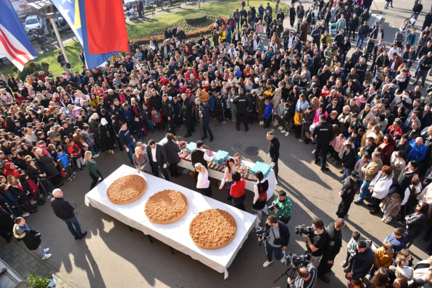 Бијељина: Ломљење божићне чеснице са 12 златника