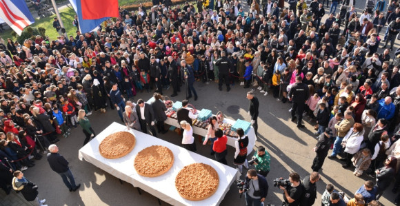 Bijeljina: Lomljenje božićne česnice sa 12 zlatnika