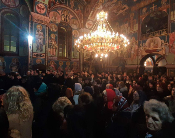 Zvornik: Služena božićna liturgija u hramovima