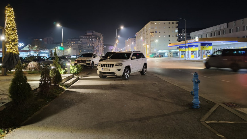 Бахати возачи џипове паркирају на тротоару (ФОТО)