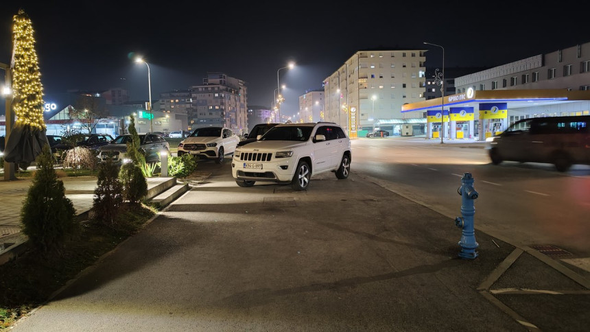 Bahati vozači džipove parkiraju na trotoaru (FOTO)