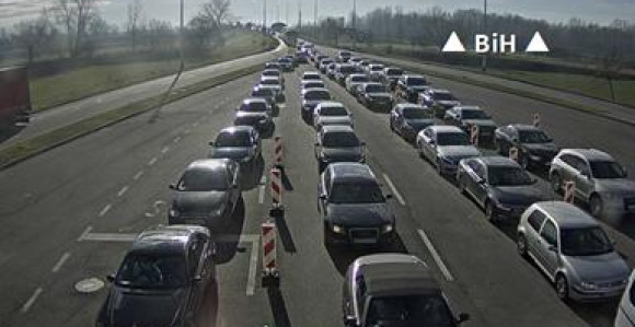 STRPLJENJE: Nepregledne kolone na granicama