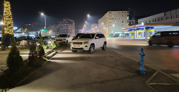 Bahati vozači džipove parkiraju na trotoaru (FOTO)