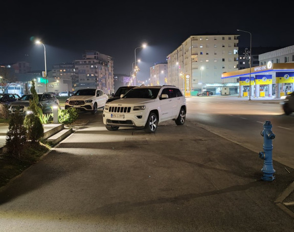 Bahati vozači džipove parkiraju na trotoaru (FOTO)