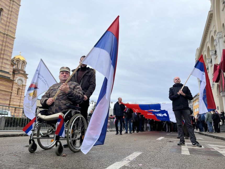 "Hod časti" u BL povodom Dana Srpske (Foto)