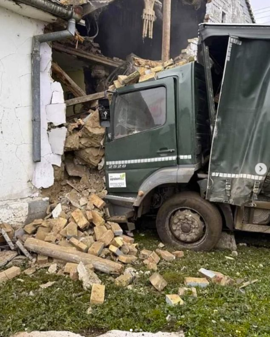 Kamion udario u kuću: Vatrogasci sjekli kabinu