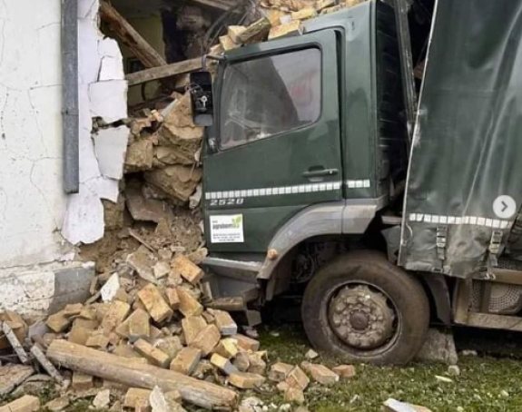 Камион ударио у кућу: Ватрогасци сјекли кабину