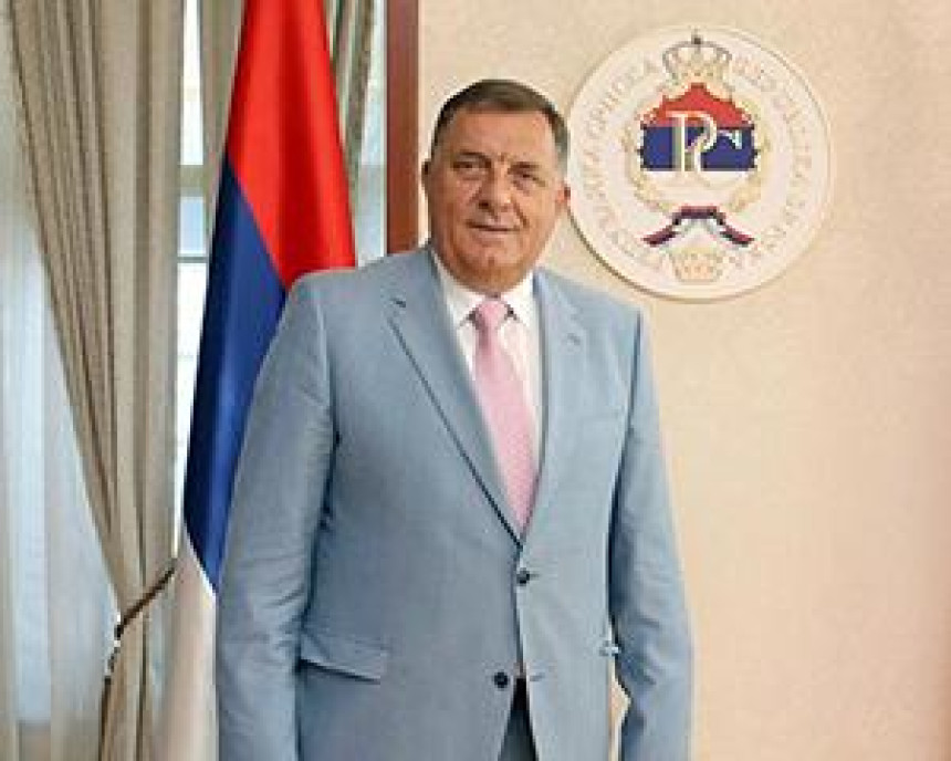 Dodik darovao zlatnikom 32 bebe rođene 9. januara