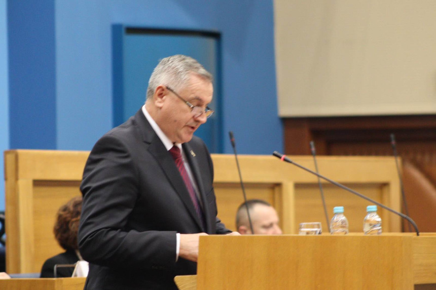 Viškovićeva Vlada od koristi samo dvorskim firmama