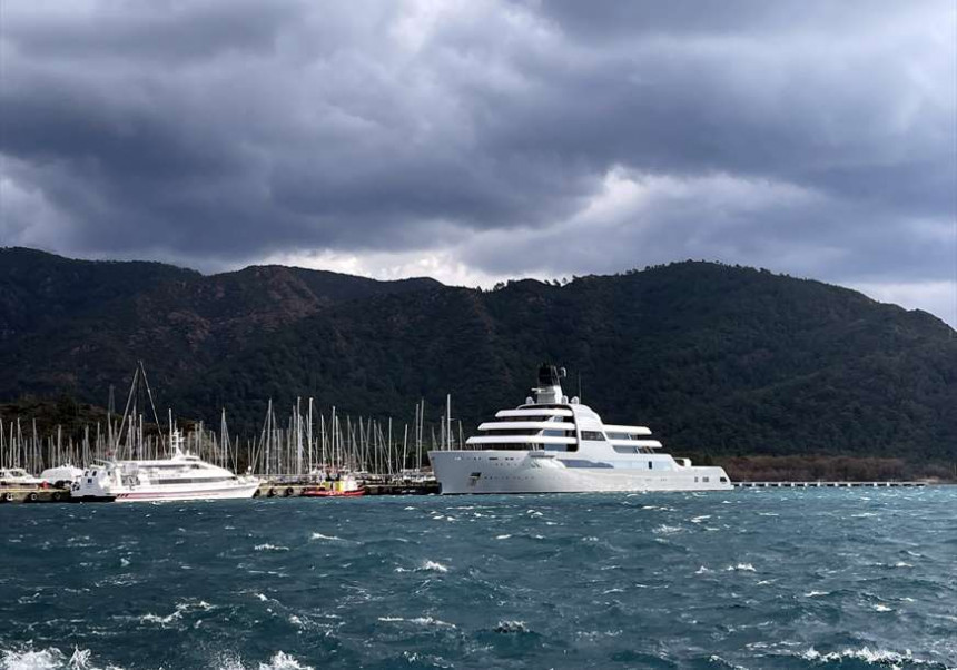 Луксузна јахта Абрамовичева усидрена у Турској