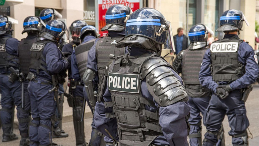 Pariz: Nekoliko ljudi povrijeđeno u napadu nožem