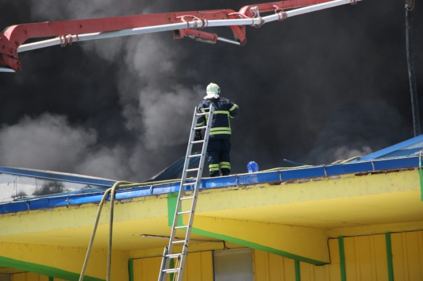 Велики пожар у Сплиту, гори складиште гума