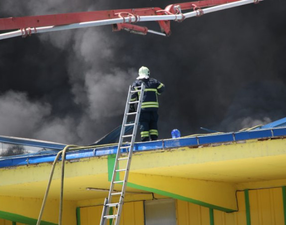 Veliki požar u Splitu, gori skladište guma