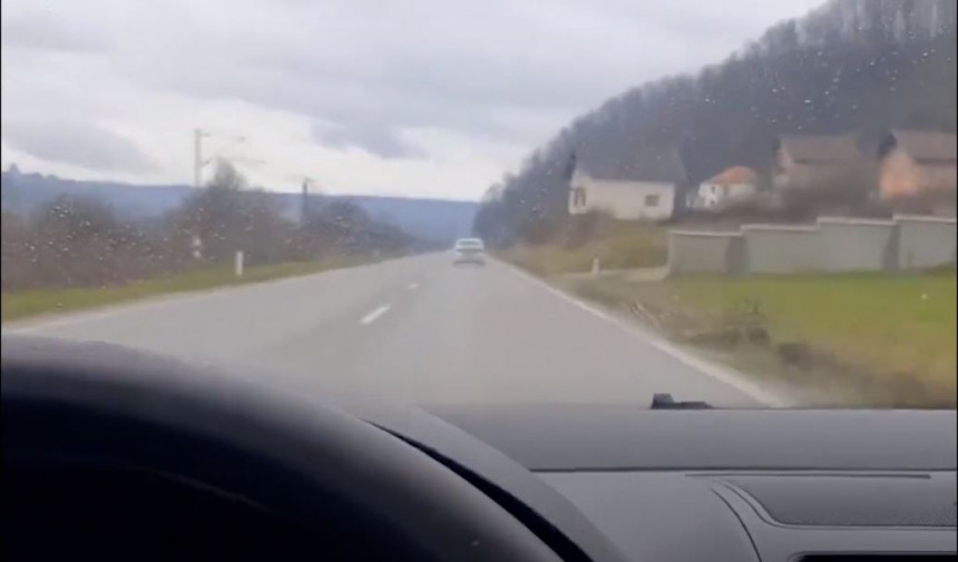 Policijsko vozilo prekršilo ograničenu brzinu (VIDEO)
