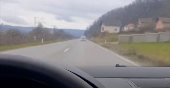 Policijsko vozilo prekršilo ograničenu brzinu (VIDEO)