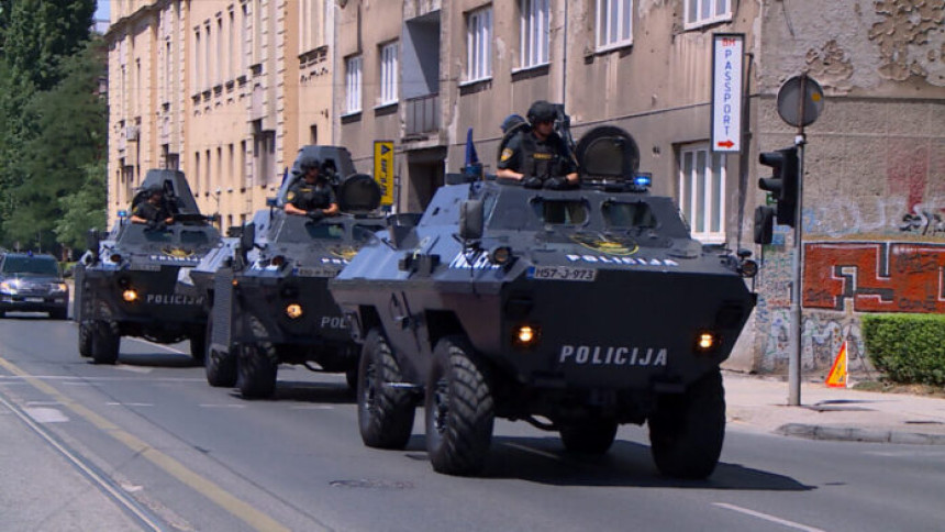 Oklopna vozila na ulicama Tuzle na Dan policije?