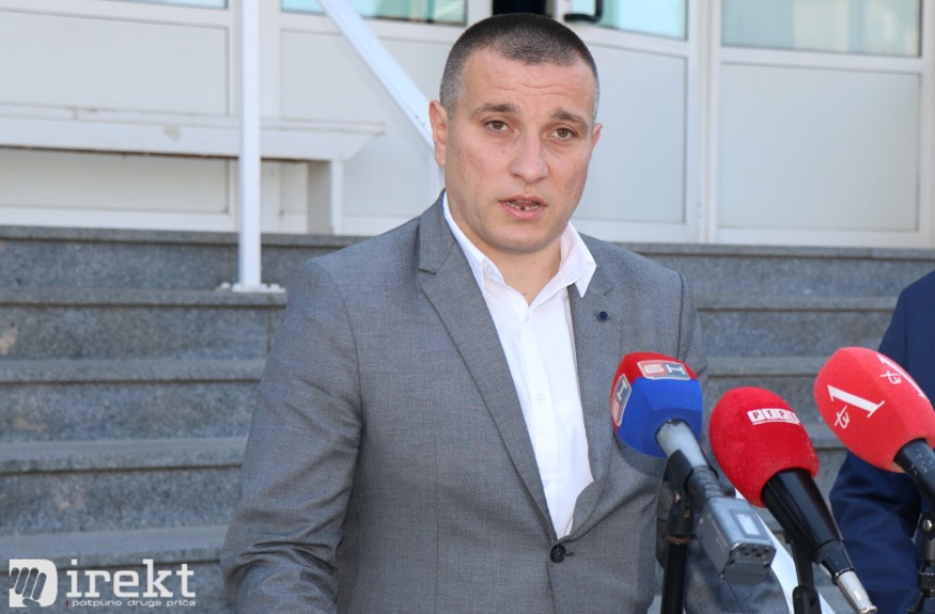 "Nezakoniti v.d. direktora isplaćuje sebi naknadu"