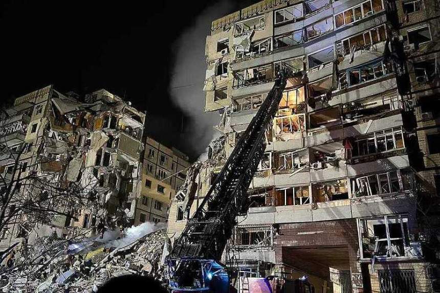 Rusi gađali zgradu, najmanje pet osoba poginulo