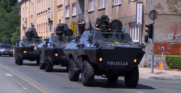 Oklopna vozila na ulicama Tuzle na Dan policije?