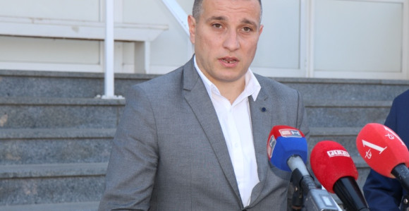 "Nezakoniti v.d. direktora isplaćuje sebi naknadu"
