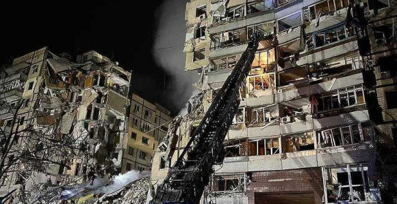 Rusi gađali zgradu, najmanje pet osoba poginulo