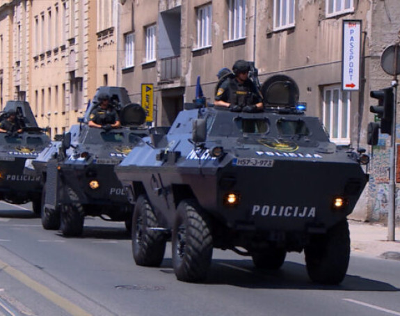 Oklopna vozila na ulicama Tuzle na Dan policije?