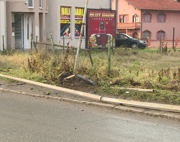 Bijeljina: Udario u banderu pa uletio u dvorište