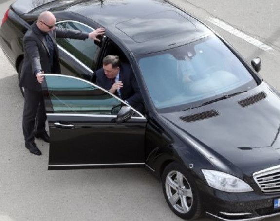 Političarima puna usta naroda dok pune svoj džep!