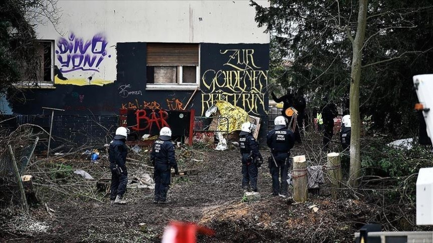 Повријеђено више од 70 полицајаца у Њемачкој (ВИДЕО)