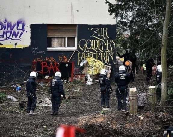 Повријеђено више од 70 полицајаца у Њемачкој (ВИДЕО)