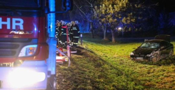 Vozač iz BiH pijan bježao policiji, pa sletio u dvorište