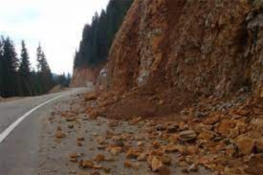 Вода пријети кућама код Гацка, отежано према Фочи