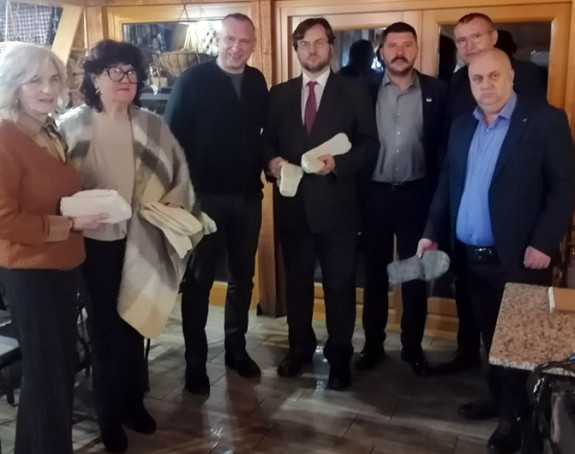 Из Српске вунене чарапе за руске војнике у Донбас