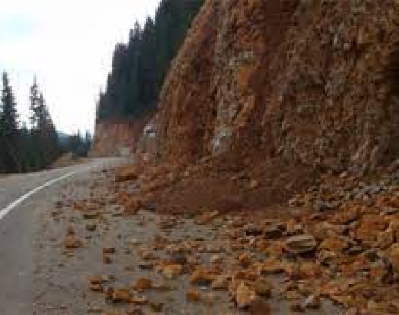 Voda prijeti kućama kod Gacka, otežano prema Foči