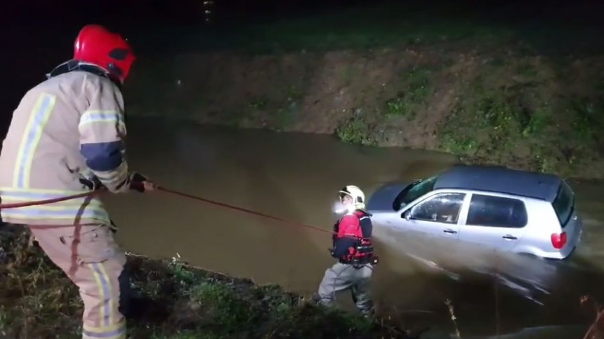 Prijedor: Sletio u rijeku, izvlačili ga vatrogasci