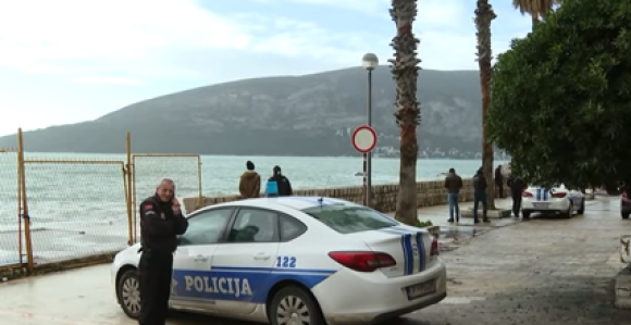 Dječaci sišli da se fotografišu, jednog povukao talas