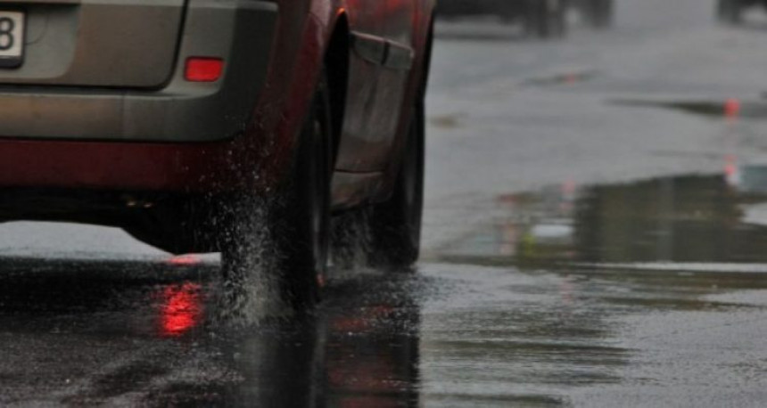 Vozači oprez: Kolovozi mokri i klizavi, česti odroni