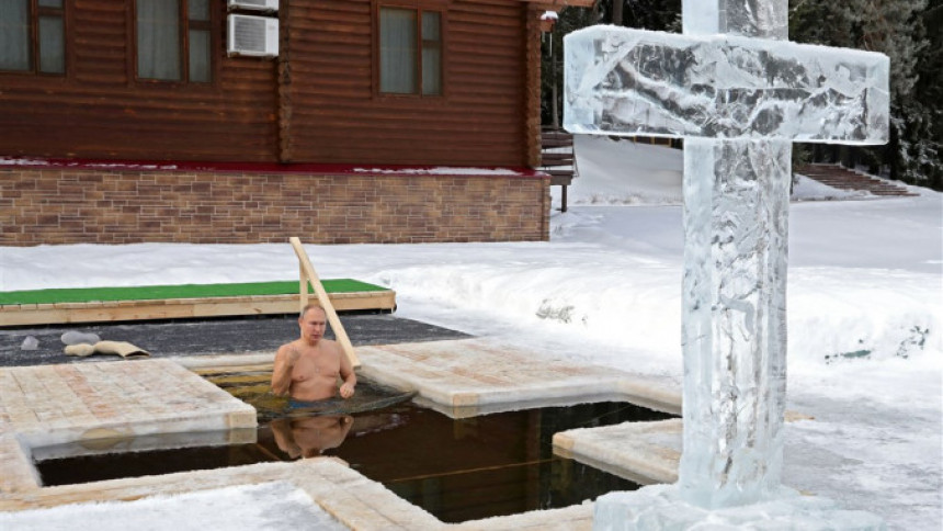 Putin se okupao u ledenoj vodi na Bogojavljenje