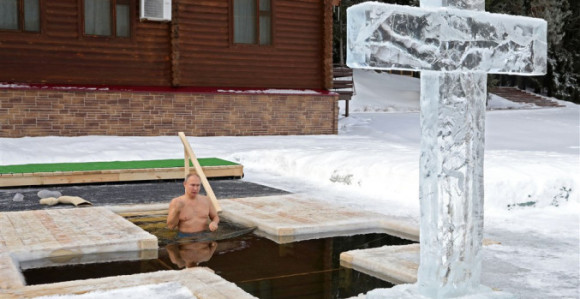 Putin se okupao u ledenoj vodi na Bogojavljenje