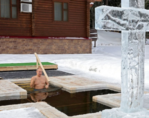 Путин се окупао у леденој води на Богојављење