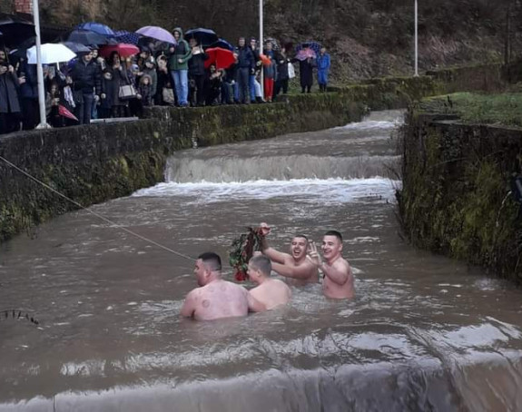 Čajniče: Za krst časni plivala četiri plivača