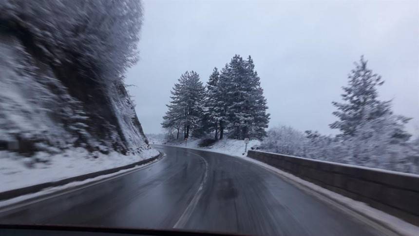 Saobraćaj usporen zbog snijega i poledice