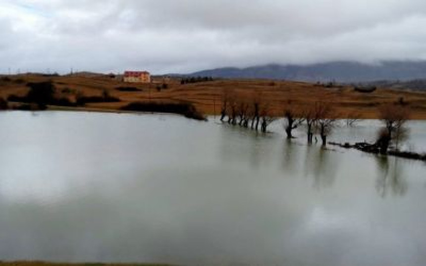 Вода се излила, неколико села у Гацку одсјечено