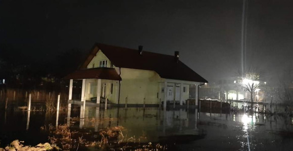 Дрина се излила у Каракају, вода ушла у четири објекта