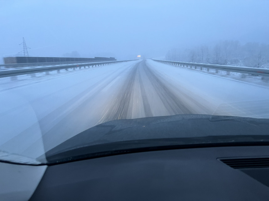 Snijeg iznenadio putare, autoput "9. januar" zatrpan