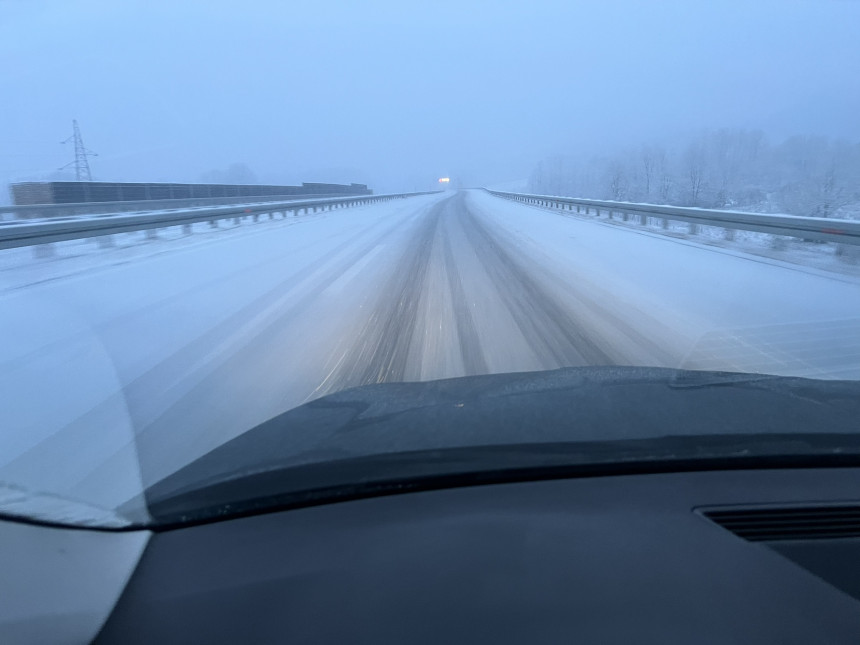 Snijeg iznenadio putare, autoput "9. januar" zatrpan