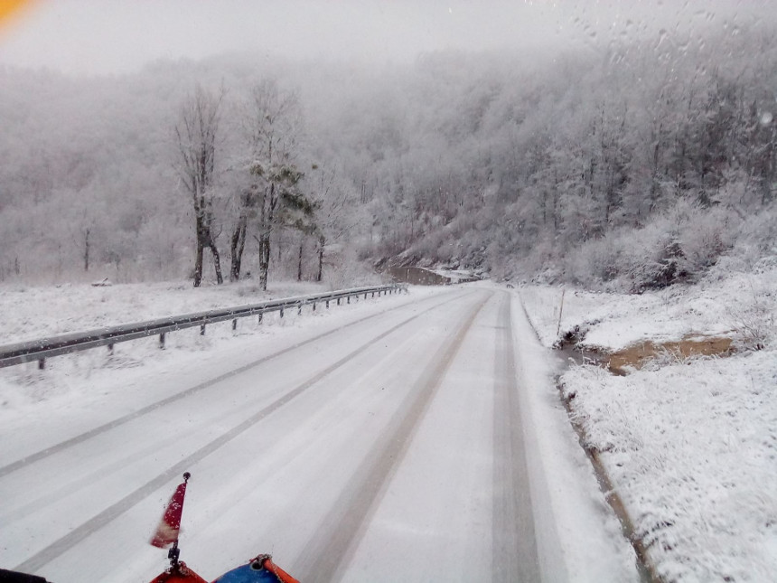 Usporen saobraćaj na većini puteva zbog snijega