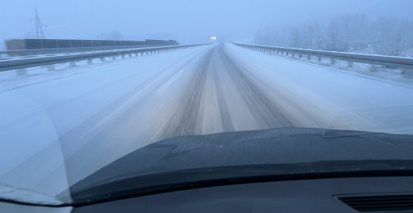 Snijeg iznenadio putare, autoput "9. januar" zatrpan