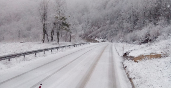 Usporen saobraćaj na većini puteva zbog snijega