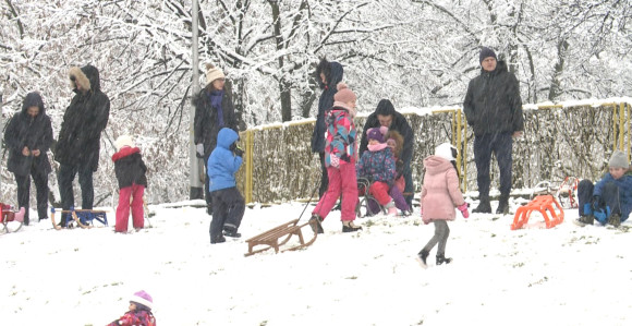 Zimske radosti u Banjaluci, najmlađi uživaju na snijegu